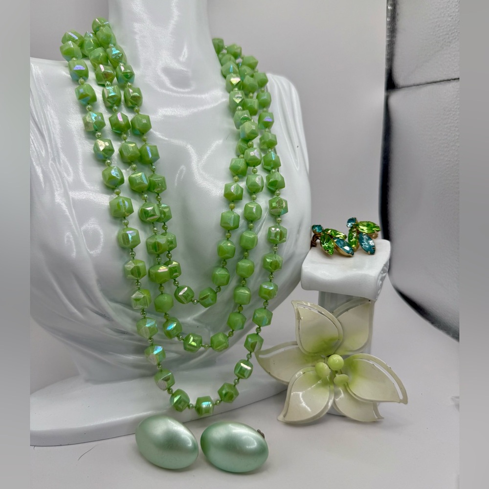 Vintage Green Beaded Necklace Set W Enamel Floral Brooch & 2 pairs of Earrings